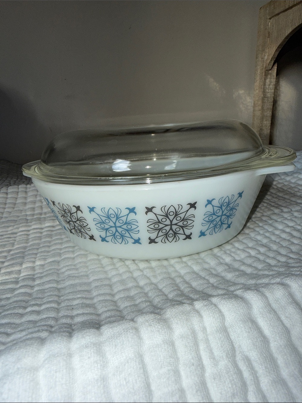 vintage JAJ Pyrex casserole dish Chelsea pattern, England  1968 with lid 513